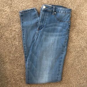 Women’s light wash blue jeans